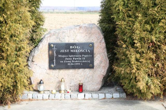 Obelisk w miejscu lądowania Papieża Jana Pawła II